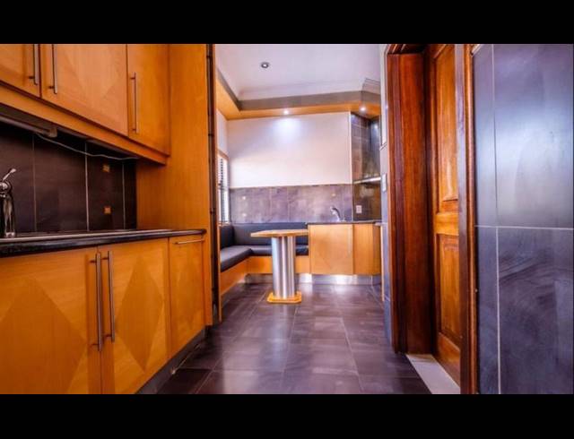 6 BEDROOM HOUSE FOR SALE IN BASSONIA